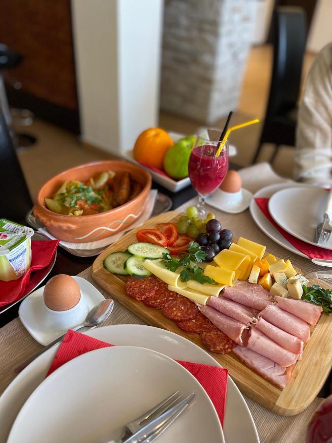 Guest House Panorama Aqualux With Free Parking โนวีซาด ภายนอก รูปภาพ
