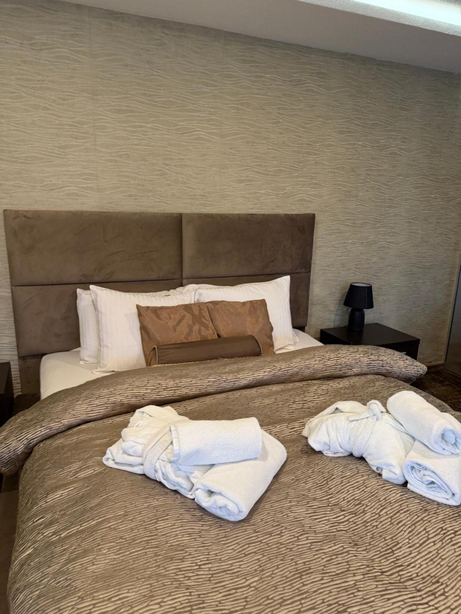 Guest House Panorama Aqualux With Free Parking โนวีซาด ภายนอก รูปภาพ